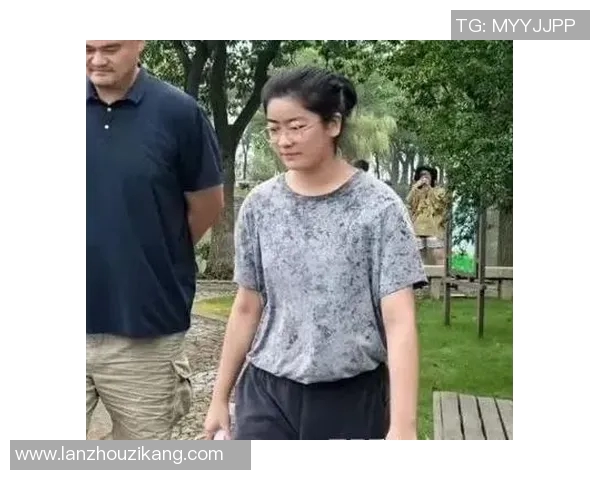 姚沁蕾身高1米9却不打篮球姚明减肥成功安检小姐姐笑场瞬间引发热议 姚沁蕾身高1米9却不打篮球姚明减肥成功安检小姐姐笑场瞬间引发热议